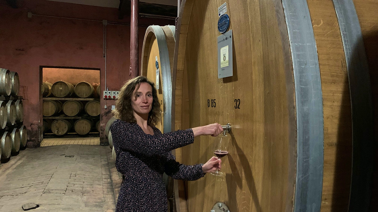 Liù Pambuffetti 从 Scacciadiavoli 酒窖的大木桶中抽取葡萄酒样品