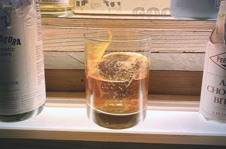 调酒师指出，浓烈的短鸡尾酒在夏季鸡尾酒菜单上也有一席之地。 来自加利福尼亚州新库亚马的 The Buckhorn 酒吧的哈利斯科风格（左）中的龙舌兰酒和梅斯卡尔酒。